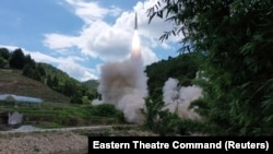 中國軍隊東部戰區發佈照片顯示，中國針對台灣東部海域進行常規導彈實彈發射演習。（2022年8月4日）