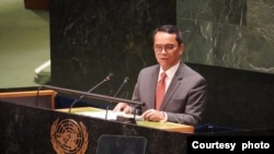 Dirjen Kerjasama Multilateral Kemlu RI Tri Tharyat memaparkan “Indonesian Paper” yang mendorong pemusnahan senjata nuklir dalam forum PBB di New York, AS, Selasa (2/8). (courtesy: Kemlu RI)