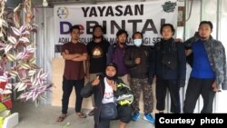 Hendro (kedua dari kiri) bersama pengurus Yayasan DeBintal yang lain merupakan para eks-napiter yang telah sukses menjalani deradikalisasi (Courtesy Yayasan DeBintal)