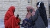 Dua jurnalis perempuan Bilan Media, perusahaan rintisan Somalia yang seluruhnya dikelola oleh perempuan, tengah mewawancarai pengelola restoran di sebuah pasar di Mogadishu, 22 Mei 2022. (Hasan Ali Elmi / AFP)