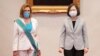 Ketua DPR AS Nancy Pelosi, kiri, dan Presiden Taiwan Tsai Ing-wen berdiri selama pertemuan di Taipei, Taiwan, Rabu, 3 Agustus 2022. (Foto: via AP)