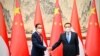 Presiden Joko Widodo berjabat tangan dengan Perdana Menteri China Li Keqiang dalam pertemuan mereka di Beijing, China, 26 Juli 2022. (Foto: via Reuters)
