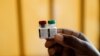 FILE: Seorang perawat memegang botol vaksin malaria sebelum memberikan suntikan kepada bayi di rumah sakit Sub-County Lumumba, Kisumu, Kenya, 1 Juli 2022. (REUTERS/Baz Ratner)