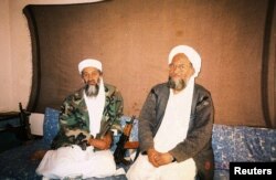 ئوسامە بن لادن و ئەیمەن ئەلزەواهیری لە ئەفغانستان لە ساڵی 2001