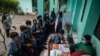 Seorang petugas kesehatan tampak bersiap melakukan tes antigen COVID-19 kepada sejumlah siswa di salah satu SMP di Surabaya, pada 9 Juni 2022. (Foto: AFP/Juni Kriswanto)