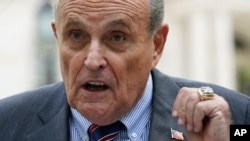 Mantan Wali Kota New York Rudy Giuliani saat konferensi pers 7 Juni 2022 di New York, saat menghadapi terkait tuntutan etika profesional. (Foto: AP)