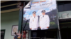 Pegawai Pemerintah Kota Yogyakarta mencopot baliho ucapan terimakasih kepada wali kota dan wakil wali kota yang selesai bertugas, sehari setelah Haryadi ditangkap KPK. (Foto Nurhadi)