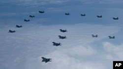 南韓空軍發布的照片顯示美韓空軍舉行聯合軍演。（2022年6月7日）