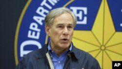 Gubernur Texas Greg Abbott berbicara dalam sebuah konferensi pers di Weslaco, Texas, pada 10 Maret 2022. (Foto: AP)