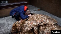 烏克蘭布查鎮的一個男子在哀悼他的一名被俄軍殺死的朋友。 （2022年4月5日）