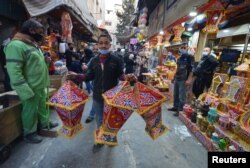 Seorang pedagang membawa hiasan Ramadan di tengah pandemi COVID-19 di Amman, Yordania, 12 April 2021. (REUTERS/Muath Freij)