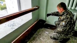 Seorang penyelidik tengah memeriksa lokasi penembakan di Universitas Perm, Rusia, 20 September 2021. (AFP PHOTO / Investigative Committee of Russia)