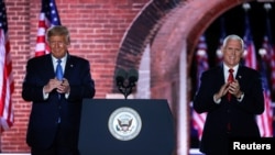 美國副總統邁克·彭斯(Mike Pence)和美國總統唐納德·特朗普(Donald Trump)一起上台,此前他在2020年共和黨全國代表大會上發表了接受2020年共和黨副總統候選人提名的演講。 (2020年8月26日)