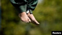 Seorang tahanan hukuman mati di tiang gantung, di Teheran, Iran, 2 Agustus 2007. (Foto:Morteza Nikoubazl/Reuters)
