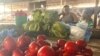 Tomate e repolho, produtos da cesta básica angolana, à venda num mercado em Luanda.