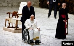 Paus Fransiskus seusai pertemuan dengan Majelis Umum Konfederasi Umum Industri Italia (Confindustria) di Vatikan, 12 September 2022. (REUTERS/Yara Nardi)