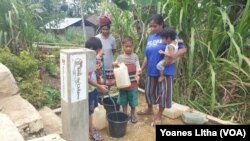 Aktivitas warga mengisi ember dan jeriken dari sebuah keran air di desa Tana Lara, Kecamatan Loli, Kabupaten Sumba Barat, Nusa Tenggara Timur. Rabu (14 September 2021) (Foto : VOA/Yoanes Litha) 