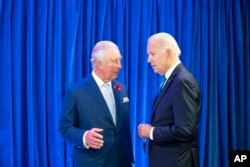 Raja Charles, kiri, menyapa Presiden AS Joe Biden di Glasgow, Skotlandia, 2 November 2021. (Foto: via AP)