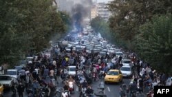 Demonstran Iran turun ke jalan-jalan di Ibu Kota Teheran selama melakukan protes terhadap tindakan aparat kepada Mahsa Amini, beberapa hari setelah dia meninggal dalam tahanan polisi. (Foto: AFP)