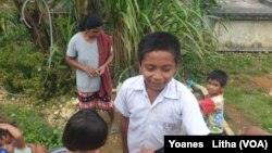 Josua Tendi (11), pelajar kelas 6 Sekolah Dasar Tana Rara. Rabu (14 September 2021) (Foto : VOA/Yoanes Litha)