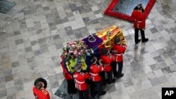 Peti jenazah Ratu Inggris Elizabeth II dibawa ke Westminster Abbey menjelang Pemakaman Kenegaraannya, di London, 19 September 2022. 