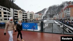 Ljudi šetaju u ski-centru "Krasnaja Poljana" blizu Sočija, 26. januara 20134. 