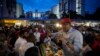 Pemimpin oposisi Malaysia Anwar Ibrahim berbicara kepada para pendukungnya selama kampanye pemilu di Kuala Lumpur, Malaysia, Rabu, 16 November 2022. (AP/Vincent Thian)