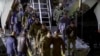 Sekelompok tawanan perang Rusia keluar dari pesawat militer Rusia setelah mereka dibebaskan oleh Ukraina (foto: dok). 