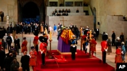 Raja Inggris Charles III memberikan penghormatan bersama saudara kandungnya Pangrean Andrew, Putri Anne, dan Pangeran Edward, di dekat peti mati mendiang Ratu Elizabeth II, yang terbaring di catafalque di Westminster Hall, di Istana Westminster di London, Jumat (16/9).