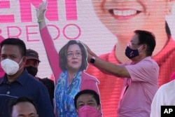 Potongan gambar seukuran Senator Leila de Lima, tengah, terlihat di atas panggung di Manila, Filipina, 2 Maret 2022. (Foto: AP)