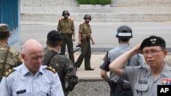 정전협정 64주년을 맞은 지난 7월 27일 판문점에서 북한 병사들이 정전기념행사에 참석한 참전국 대표단 등 남쪽을 관찰하고 있다. (자료사진)