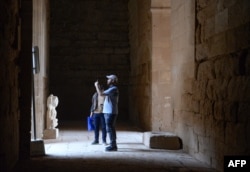 Tourists visit the ancient city of Hatra in northern Iraq, Sept. 10, 2022, as local authority initiatives seek to encourage tourism and turn the page on the years of violence by the IS group. (Photo by Zaid al-Obeidi/AFP)