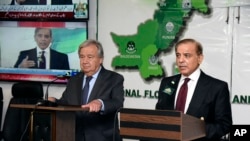 انتونیو گویترش، منشی عمومی ملل متحد، با شهباز شریف،‌ صدراعظم پاکستان، در اسلام آباد، پایتخت آن کشور