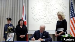 Presidente Joe Biden assina o livro de condolências pela morte da rainha Isabel II na Embaixada do Reino Unido em Washington, ao lado da primeira-dama, Jill Biden, 8 Setembro 2022 