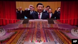 中共黨主席習近平2021年6月28號在慶祝中共建黨100週年文藝演出會上帶領中共高層領導人宣誓忠誠。（美聯社）