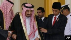 Presiden Joko Widodo (kanan) saat menyambut kunjungan Raja Saudi Salman di Istana Bogor, Maret tahun lalu (foto: ilustrasi).