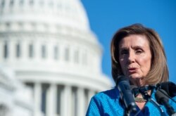 Ketua DPR Nancy Pelosi berbicara pada 24 September 2021, di luar US Capitol di Washington. (Foto: AFP)