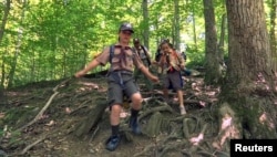 Pramuka putri dari Cub South Den 13, dari Pramuka Cilik Virginia, sedang bersiap menjadi anggota pramuka putra Boys Scouts of America, sebagai bagian perubahan nama organisasi menjadi "Scouts BSA" di McLean, Virgina, 20 Mei 2018. (Foto: Reuters)