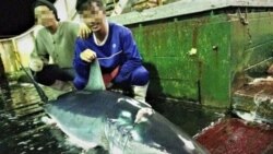 Dua ABK di atas kapal Long Xin berbendera China (courtesy: Facebook).