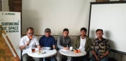 Lokataru dan YLBHI saat menggelar konferensi pers di soal kebebasan sipil di Jakarta, Rabu (30/10). (Foto: VOA/Sasmito)