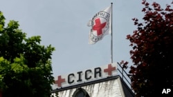 Bendera Komite Internasional Palang Merah (ICRC) di kantor pusat ICRC di Jenewa, Swiss, 24 Mei 2007. (Keystone, Martial Trezzini/AP)