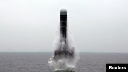 북한은 2일 오전 동해 원산만 수역에서 신형 잠수한탄도미사일(SLBM) '북극성-3형' 시험발사에 성공했다면서 사진을 공개했다.