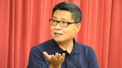 和平佔中發起人之一、香港中文大學社會學系前副教授陳健民批評港大校委會辭退戴耀廷的做法相當粗暴， 破壞戴耀廷擁有的終身教席體制保障的學術和言論自由。