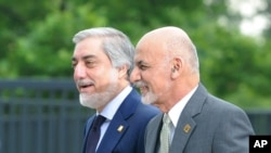 محمد اشرف غنی، رئیس جمهور افغانستان، و عبدالله عبدالله، رئیس اجرائیه آن کشور حین رسیدن به کنفرانس وارسا