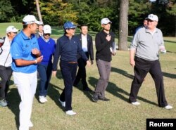 Trump (direita) conversa com Abe (quarto à direita) e o golfista profissional Hideki Matsuyam (esquerda) no Kasumigaseki Country Club