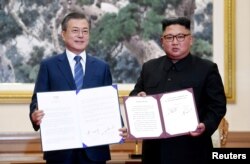 문재인 한국 대통령과 김정은 북한 국뮈위원장이 19일 평양 백화원 영빈관에서 평양공동선언문에 서명한 후 기념사진을 찍고 있다. 평양사진공동취재단