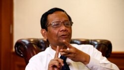 Menteri Koordinator Bidang Politik, Hukum, dan Keamanan Mahfud MD memberi isyarat saat berbicara saat wawancara di kantornya di Jakarta, pada 26 Desember 2019. (Foto: Reuters/Ajeng Dinar Ulfiana)