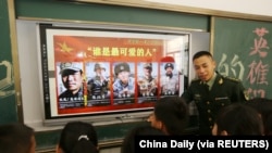 海南省五指山一所小學校的學生接受愛國主義教育，聽取軍人講述在中印邊界衝突中5名受表彰中國軍人的情況。 （2021年2月22日）
