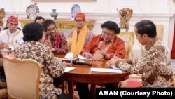 AMAN dan beberapa LSM pemerhati lingkungan hidup bertemu Presiden Joko Widodo, memberi masukan tentang NAWACITA, Oktober 2015