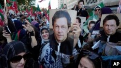 شماری از حامیان عمران خان، صدراعظم پیشین پاکستان، به تاریخ دوم مارچ در شهر لاهور بر ضد کمیسیون انتخابات آن کشور مظاهره کردند